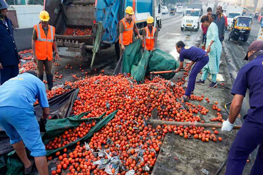 Truck carrying tomatoes overturns in Thane