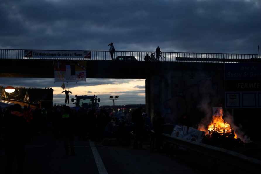 Farmers protest near Paris