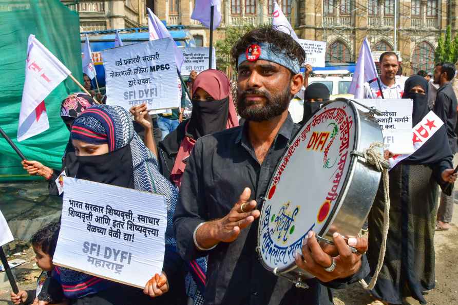 DYFI and SFI activists protest in Mumbai