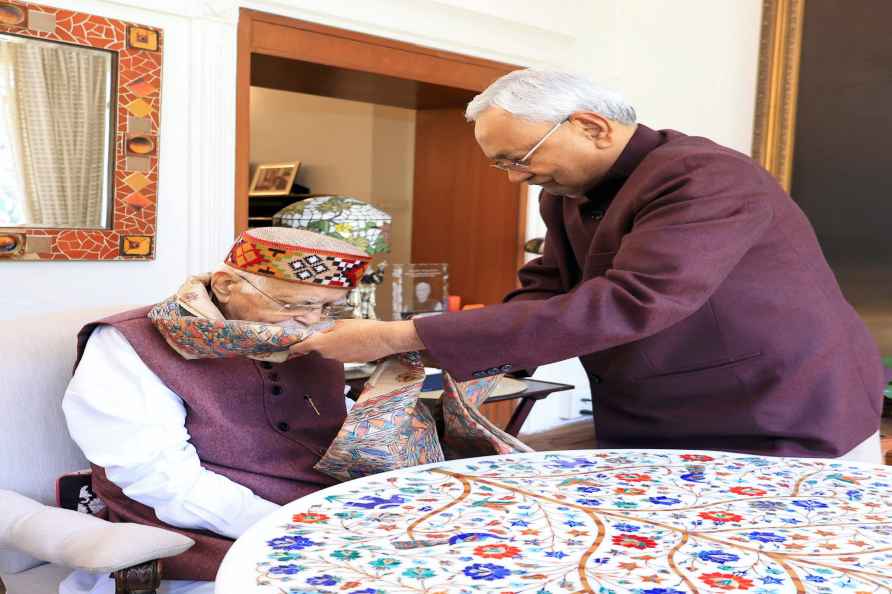 Nitish Kumar met LK Advani