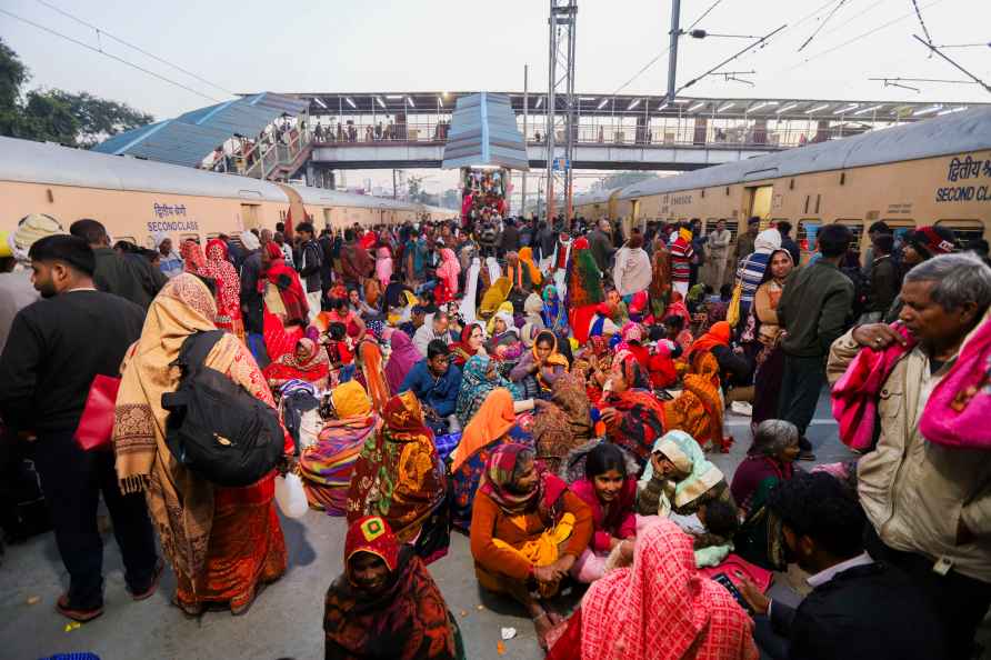 Prayagraj: Devotees board trains to their hometowns after taking...