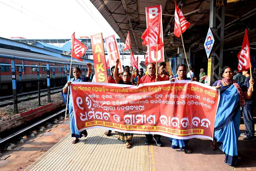 Bhubaneswar: Trade union workers stage a protest in support of Bharat...