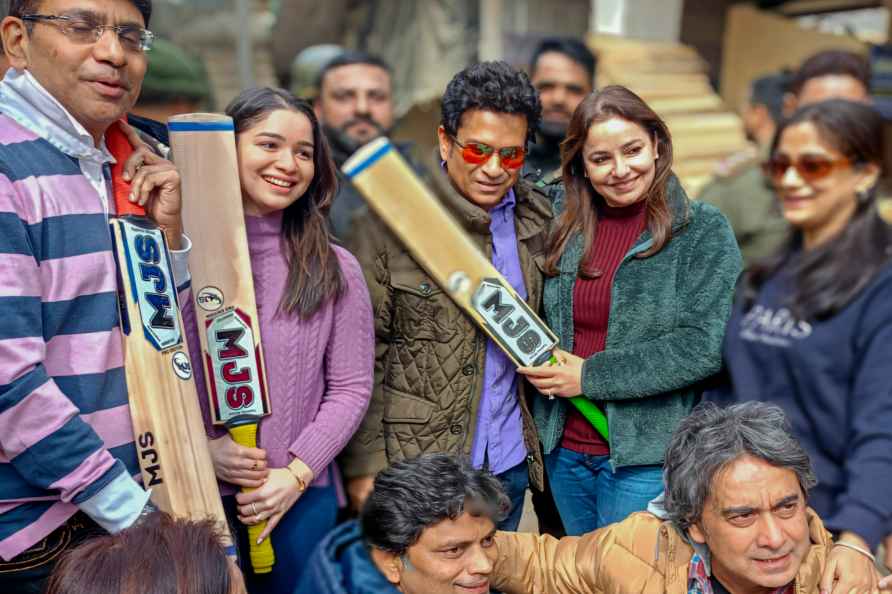 Sachin Tendulkar with family visits JK