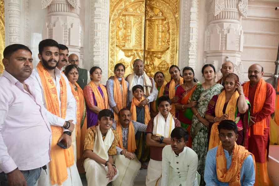 Devotees on the way to Ram temple