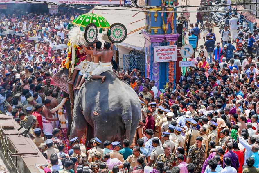 Thiruvananthapuram: Devotees offer prayers before goddess Attukal...