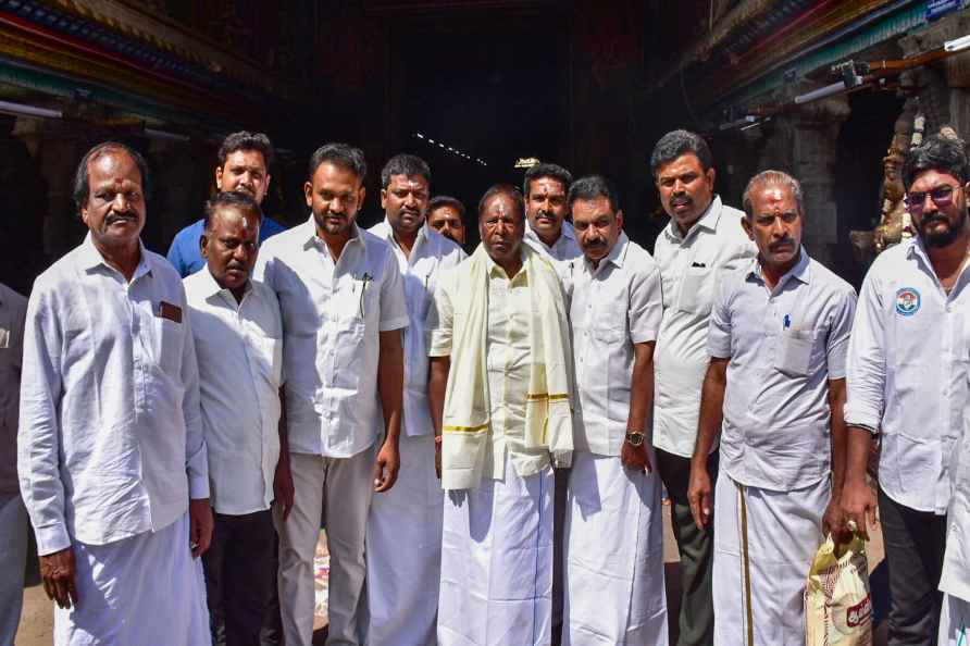 V Narayanasamy at Meenakshi Amman temple