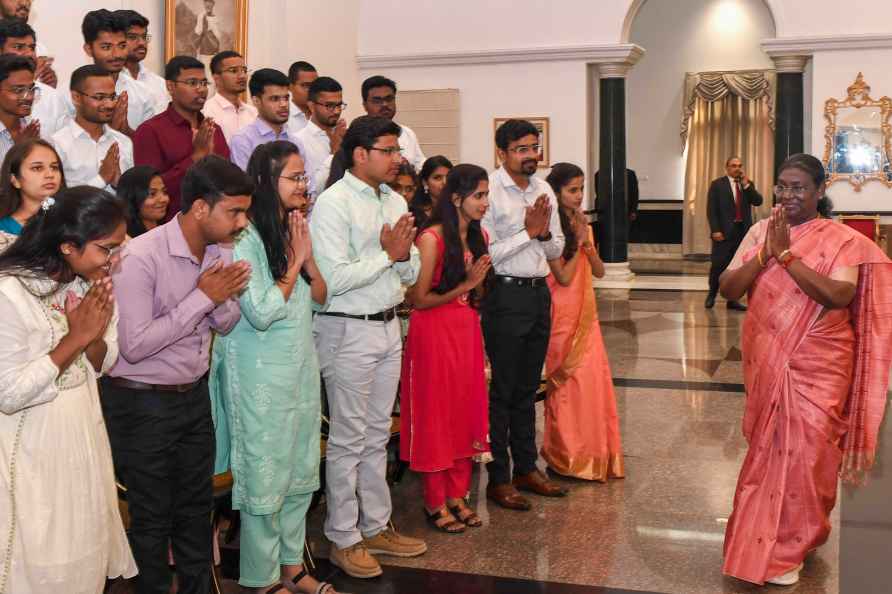 President Murmu meets students and consultants