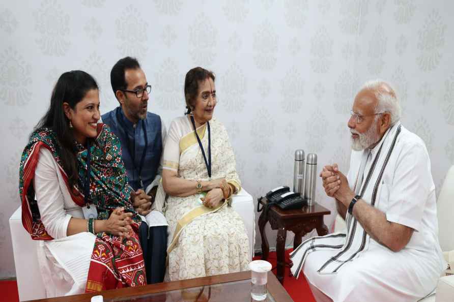 PM Modi meets Vyjayanthimala