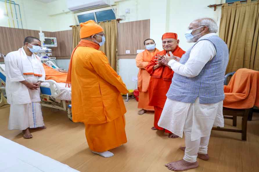 PM Modi meets Swami Smaranananda