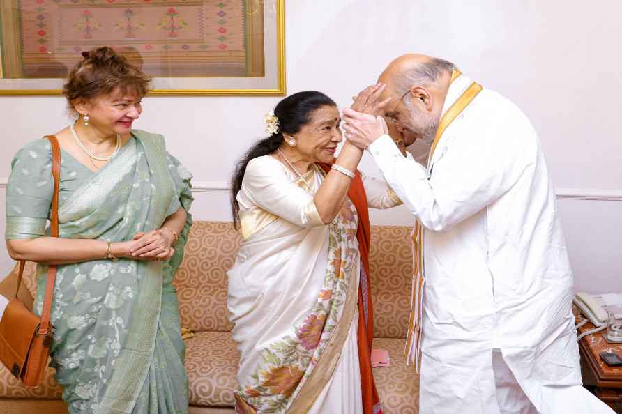 Amit Shah meets singer Asha Bhosle