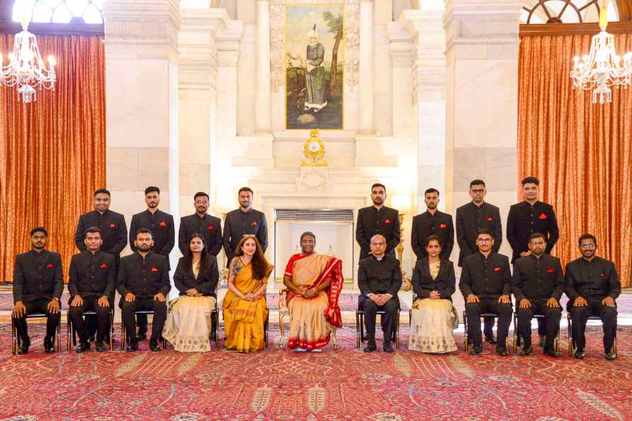 Prez meets Indian Naval officers