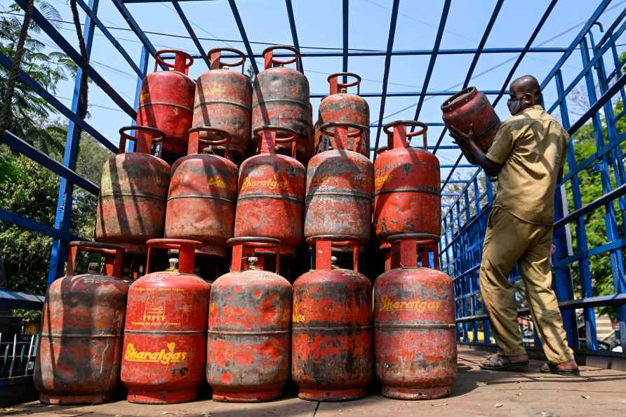 Rs 100 Cut In Cooking Gas Price