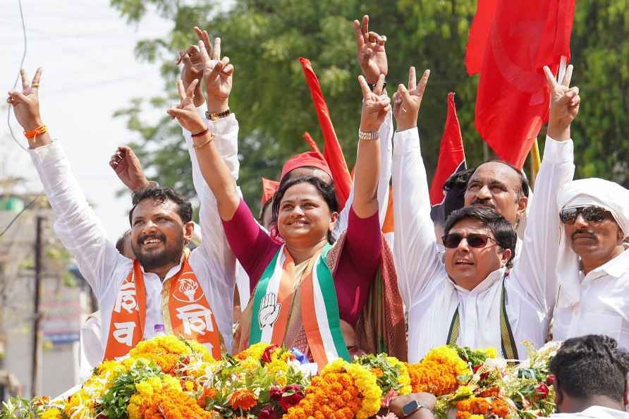 Pratibha Dhanorkar files nomination for LS polls