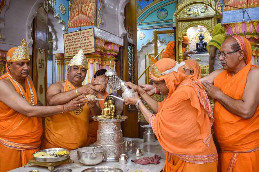 Prayagraj: Jain monks with devotees perform 'Abhishekam' ritual ...