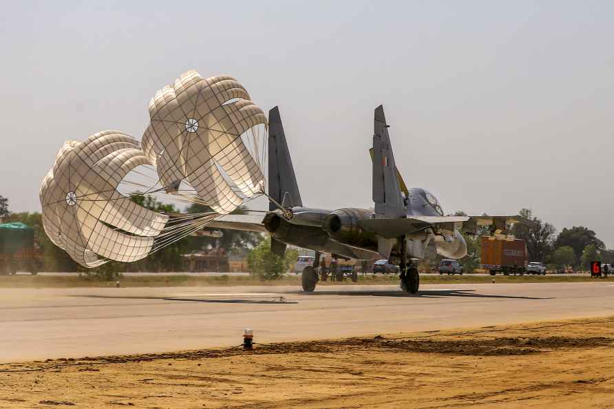 Sukhoi lands on Agra-Lucknow expressway