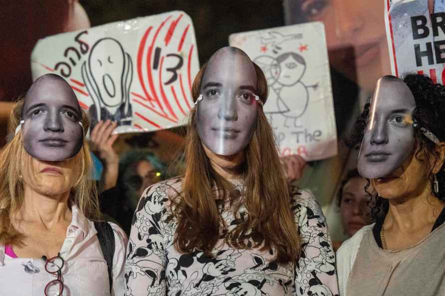 Women protest against Benjamin Netanyahu's government