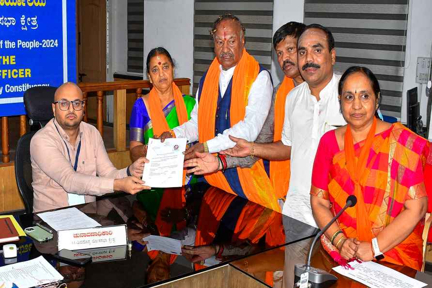 LS polls: K.S. Eshwarappa files nomination