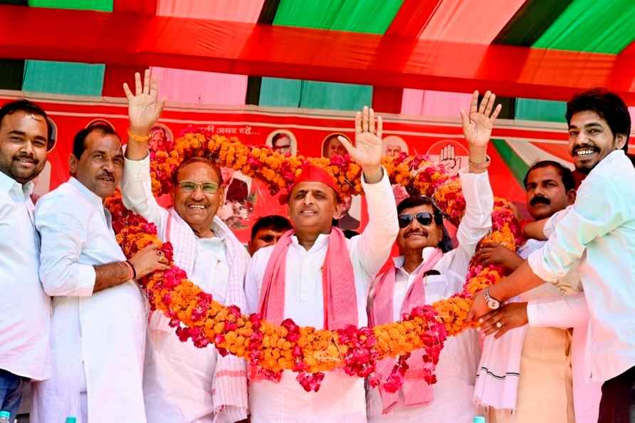 Akhilesh Yadav campaigns amid LS polls in UP