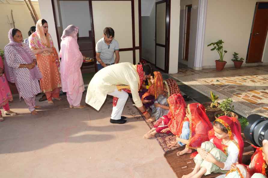 Anurag Thakur performs Kanya Pujan