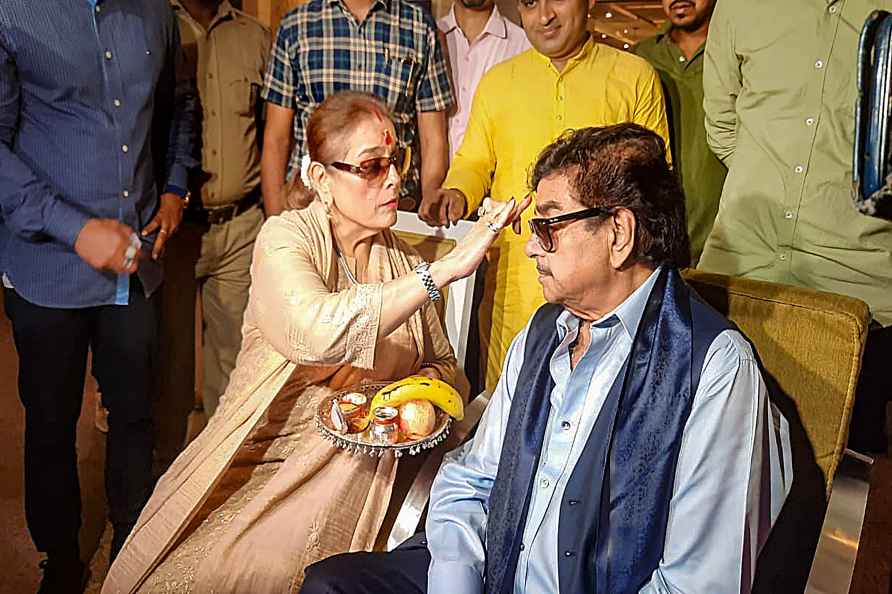 Shatrughan Sinha's wife Poonam Sinha prays for his victory