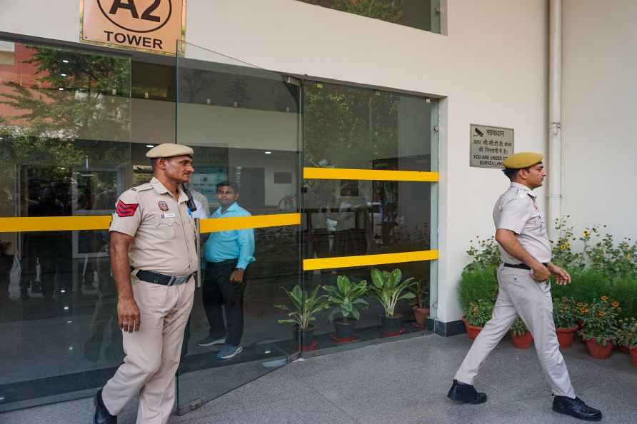 Delhi Police team reaches Maliwal's residence