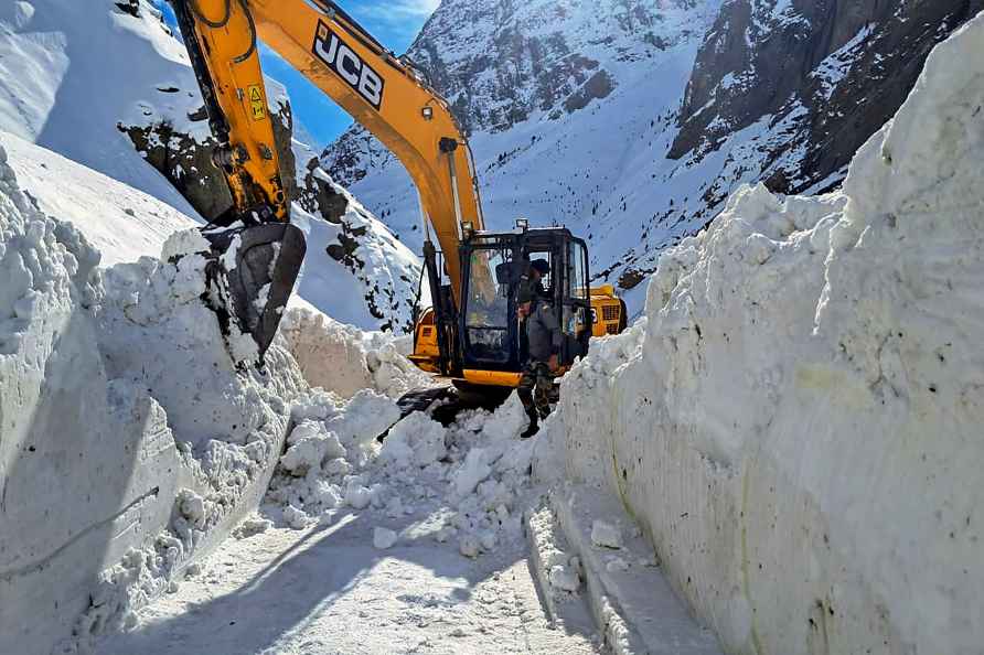 Weather: Snowfall blocks road in Lahaul-Spiti