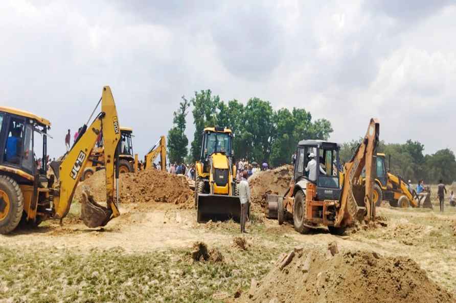 4 labourers buried while digging well