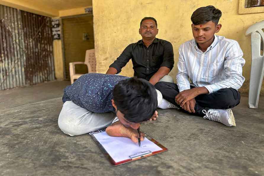 Teen, born without arms, clears HSC exam