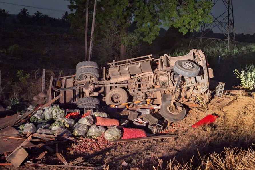 Truck overturns on NH 53 in Surat