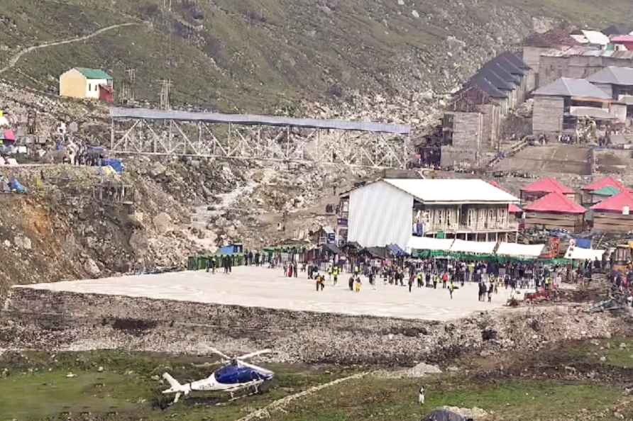 Helicopter makes emergency landing in Kedarnath