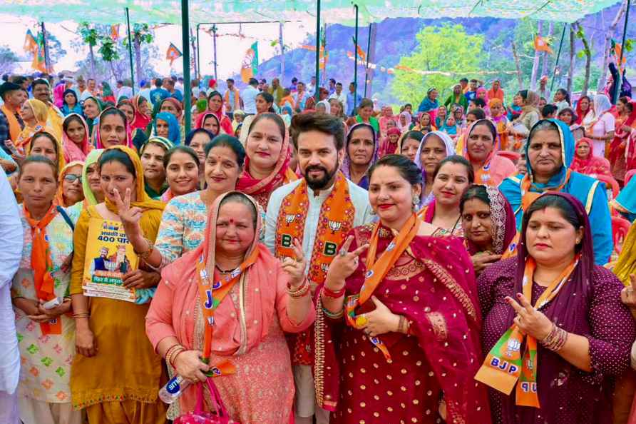 Anurag Thakur visits Naina Devi temple