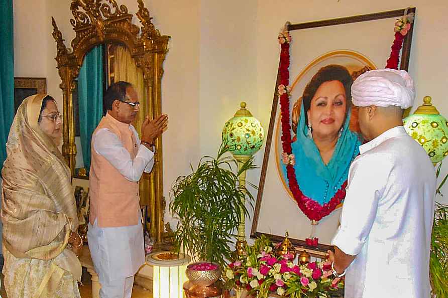 Shivraj Singh Chouhan's tribute to Madhavi Raje Scindia