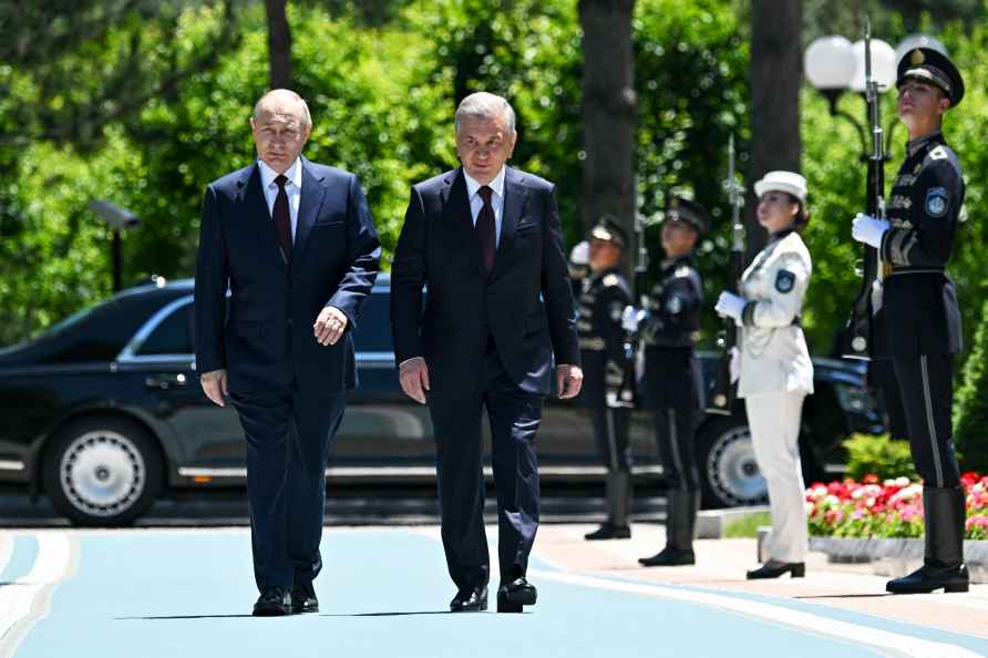 Vladimir Putin with Shavkat Mirziyoyev