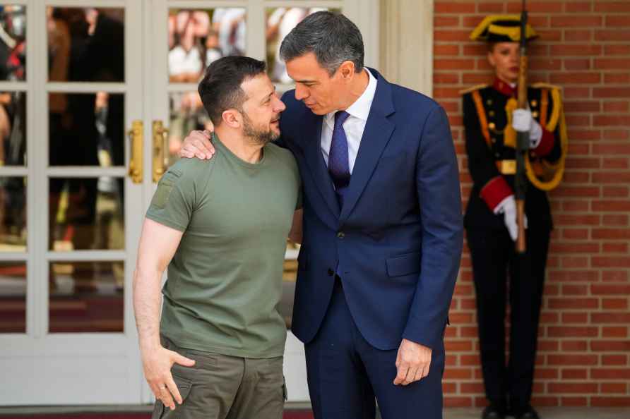 Ukrainian President welcomed by Spain's Prime Minister