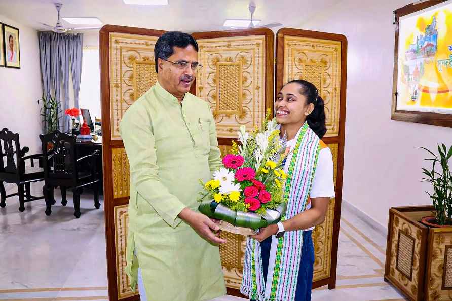 Manik Saha felicitates Dipa Karmakar