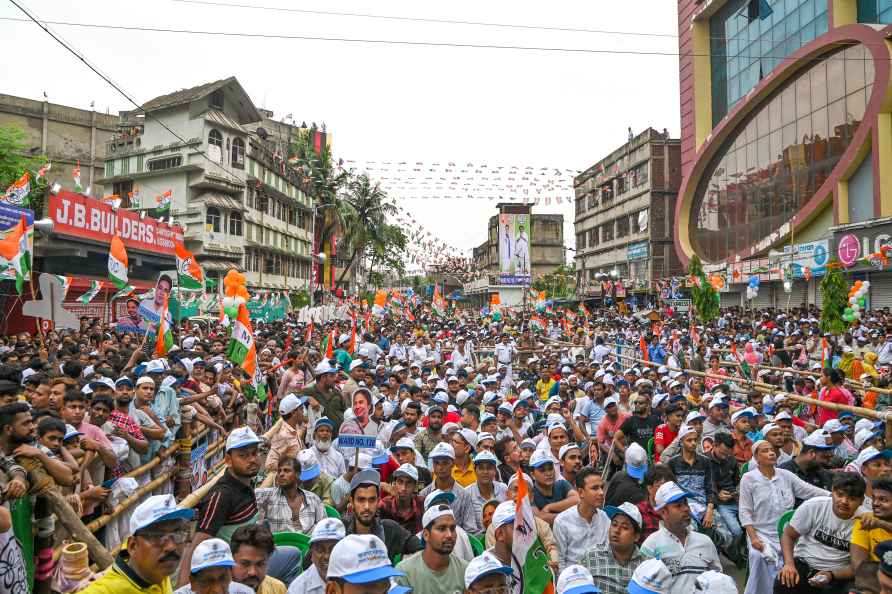 CM Mamata Banerjee campaigns in Kolkata