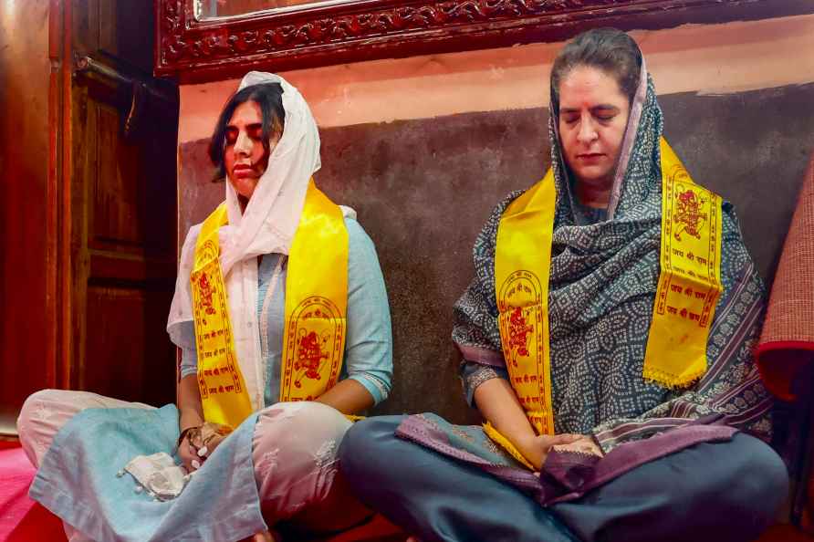 Priyanaka, Miraya Vadra at Jakhu temple