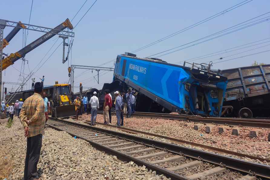 Goods train derails in Sirhind