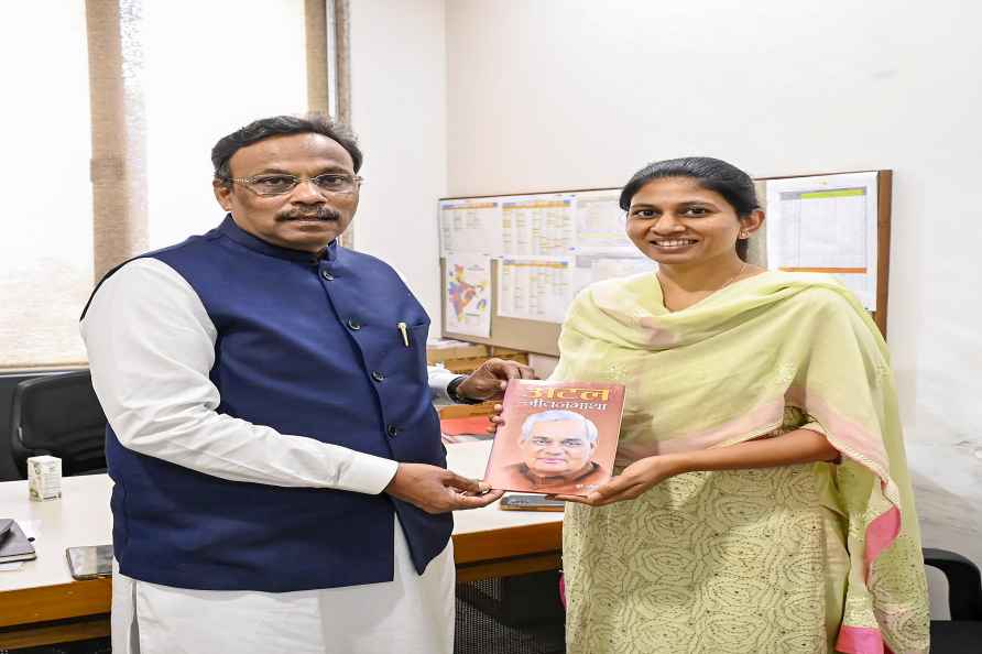 Vinod Tawde meets newly elected BJP MP