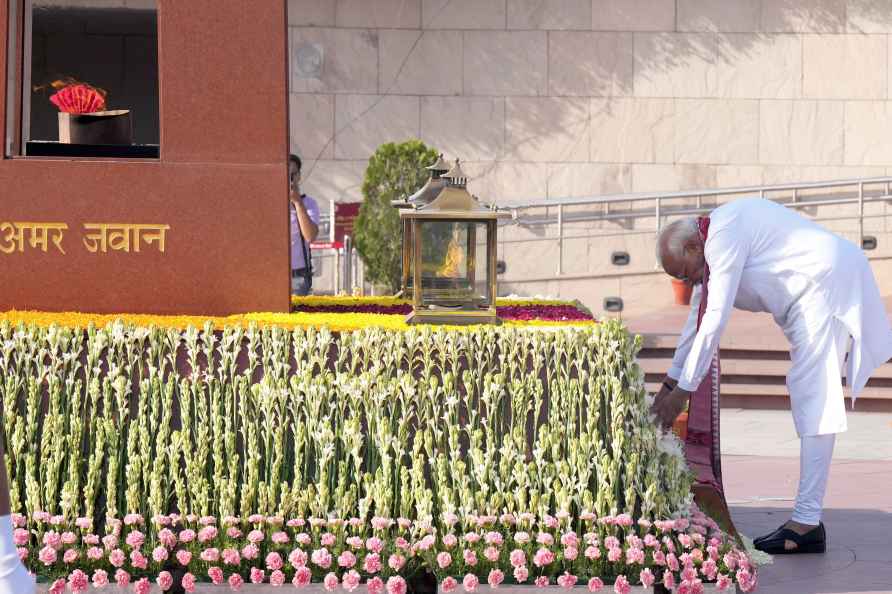 Modi visits the War Memorial in Delhi