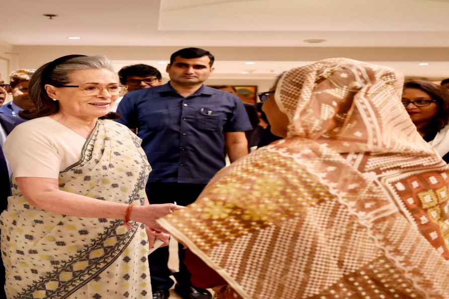 Sonia meets Bangladesh PM Sheikh Hasina