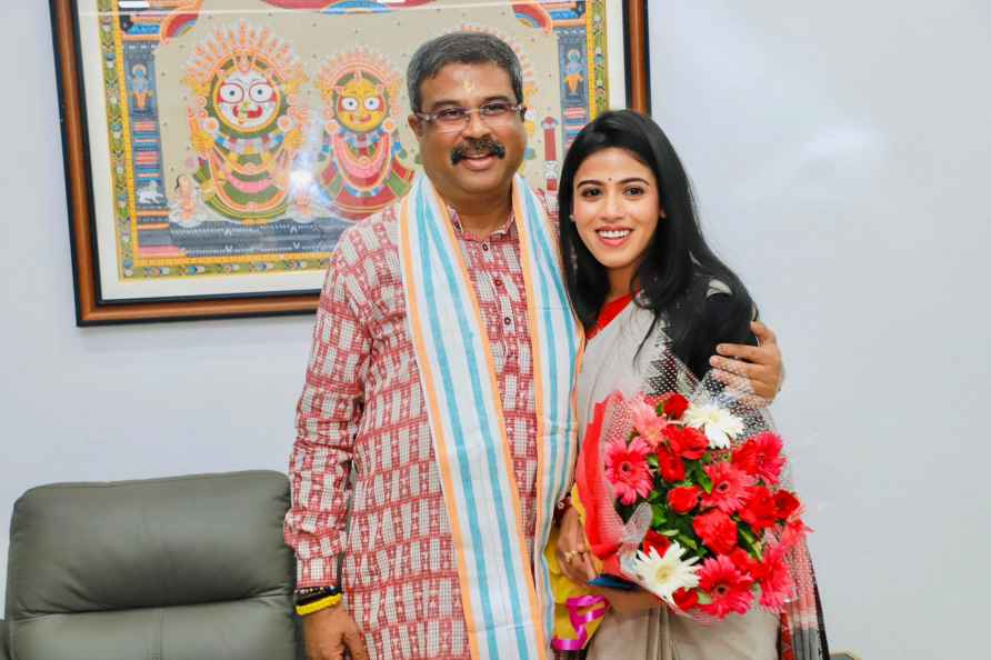 Dharmendra Pradhan, Upasna Mohapatra meet