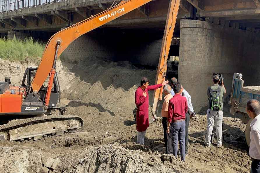 Saurabh Bhardwaj visits Yamuna site