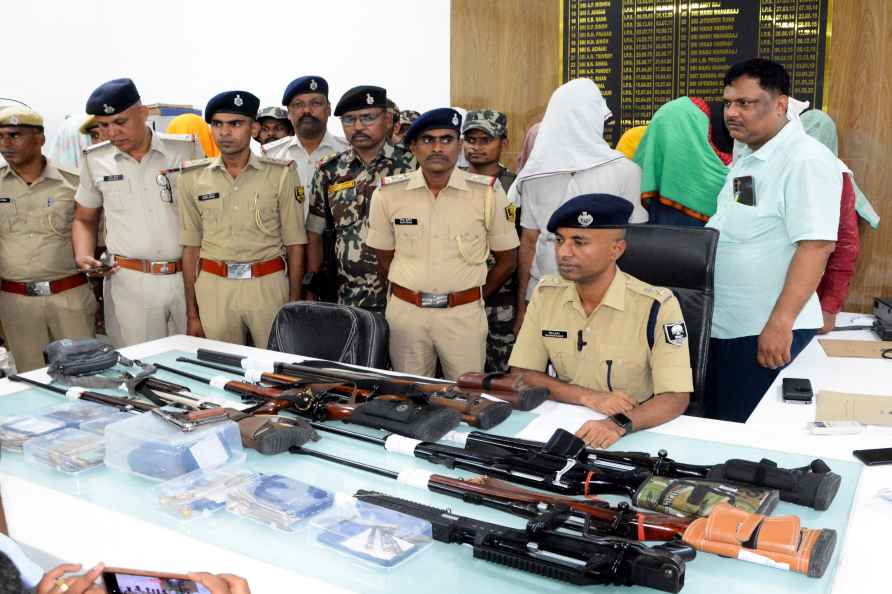 10 arrested with arms