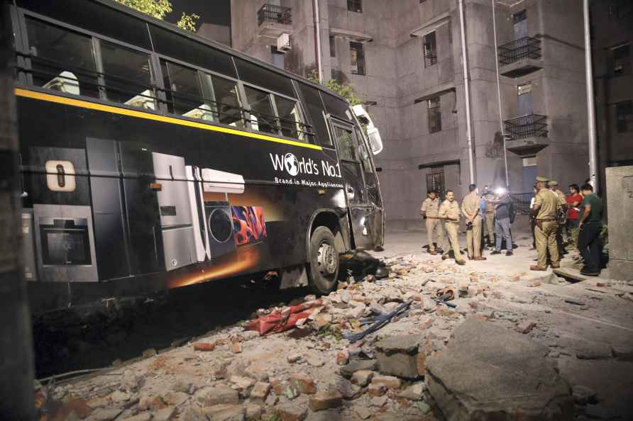 Bus rams into wall in Noida