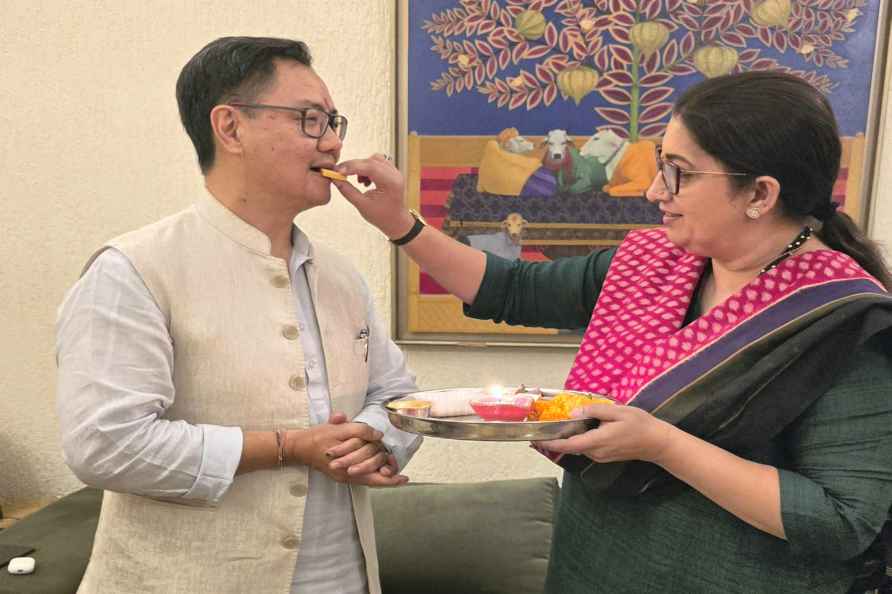 Smriti Irani greets Kiren Rijiju