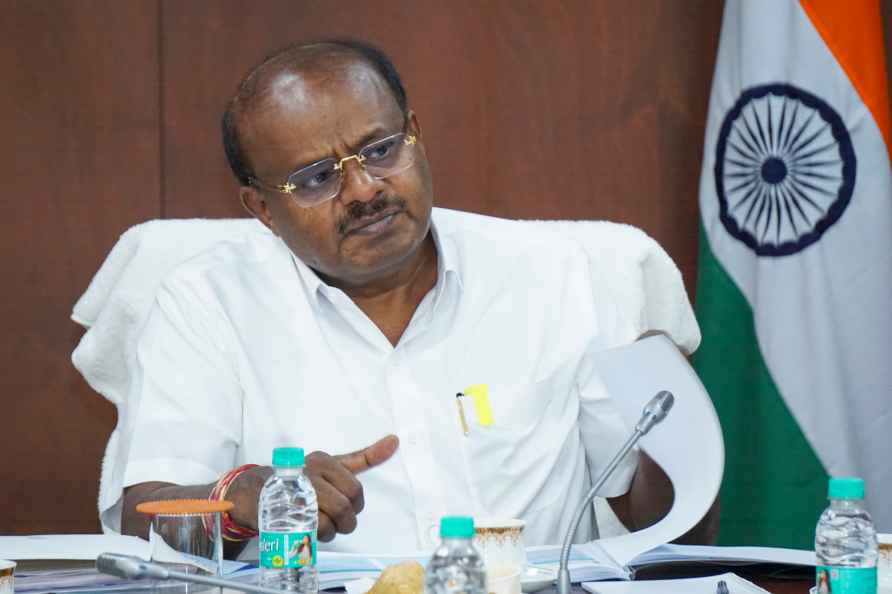 Kumaraswamy at Heavy Industries ministry meeting