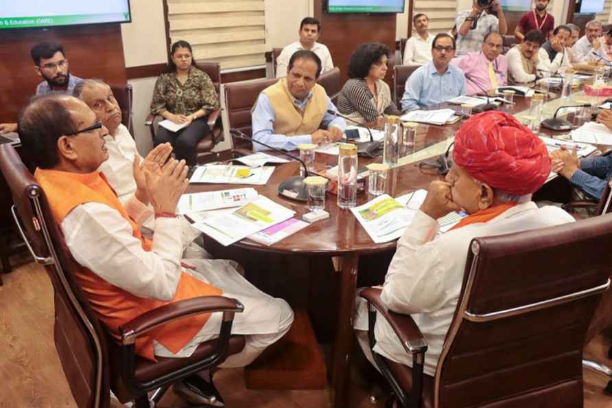 Shivraj Singh reviews preps for Kharif season