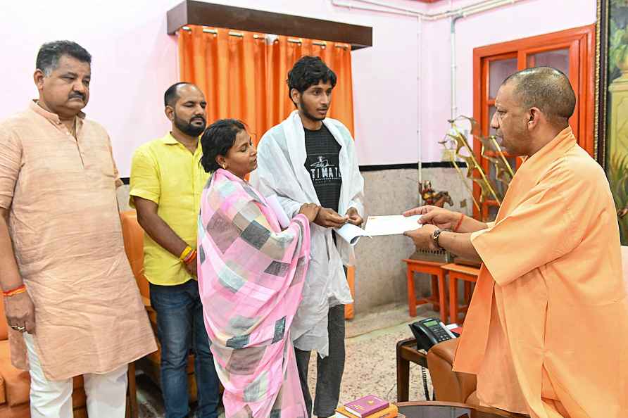 Adityanath meets Kuwait fire victim's family