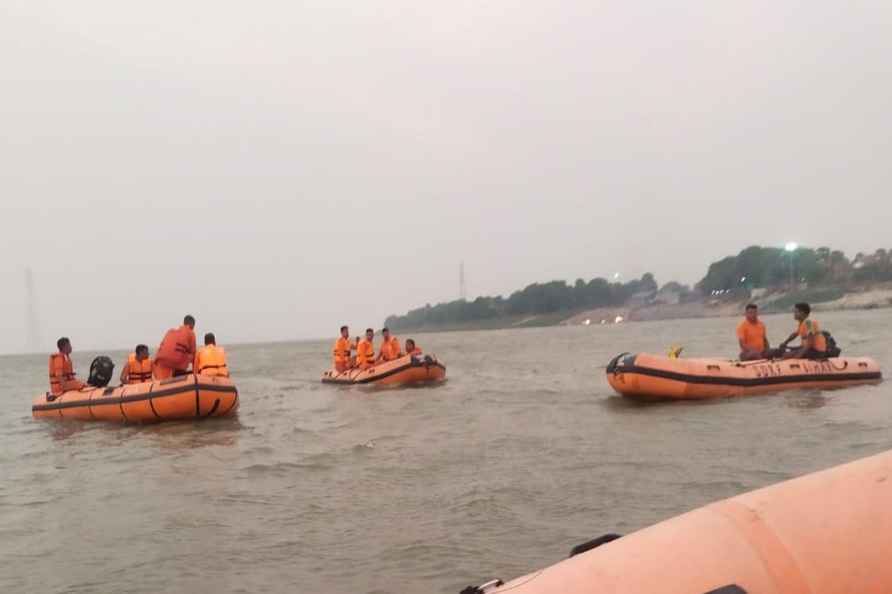 6 missing after boat capsized in Ganga